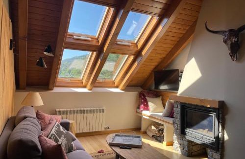 Alt Aneu Apartamento | Àtic de luxe i rústic a Esterri d'Àneu by RURAL D'ÀNEU