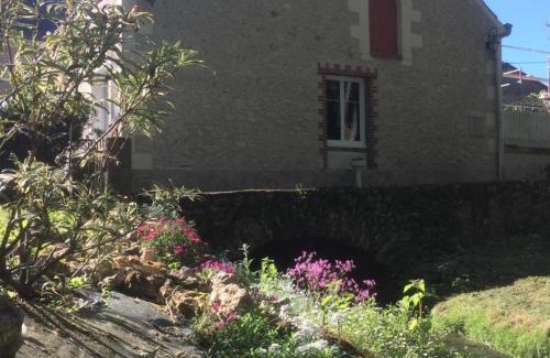 Tauxigny Casa | Évasion champêtre : Gîte enchanteur avec jardin clos, rivière et tout confort près des Châteaux de la Loire. - FR-1-381-506