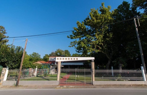 Velika Casa | ΜΟΝΤΕΡΝΟ ΕΞΟΧΙΚΟ ΣΠΙΤΙ ΚΟΝΤΑ ΣΤΗΝ ΠΑΡΑΛΙΑ ΜΕ ΚΗΠΟ