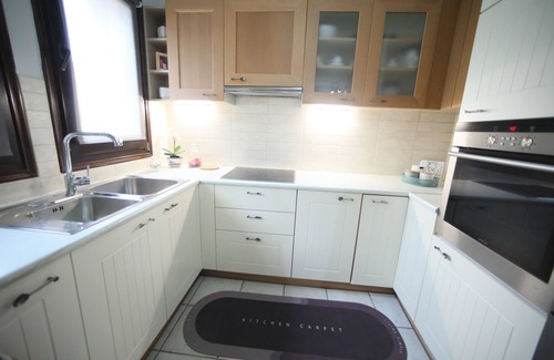 Kastoria Apartamento | Χαλαρώστε σε αυτόν τον ήρεμο, κομψό χώρο με τζάκι ιδιωτικό παρκινγκ και γραφείο