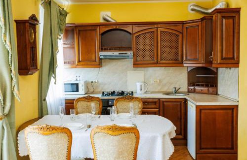Sukhinovka Apartamento | Квартира Антиквара у центрі Полтави Мережа AlexApartments Документи для відряджень Безконтатне заселення Цілодобово