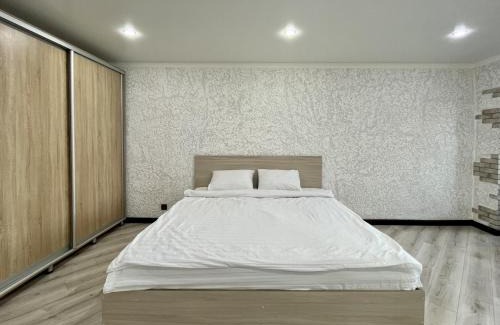 Petropavlovsk Apartamento | Квартира бизнес-класса с белым постельным кафе Маринад (Назарбаева/Интернaциональная)
