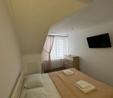 Roztoky Hotel | Маєток Сокільське