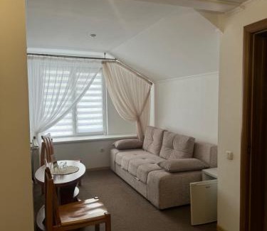 Roztoky Hotel | Маєток Сокільське