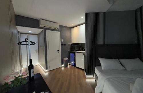 Netanya Apartamento | קו המים-אמבט ספא במרפסת על הים, בית קפה בלובי Waterline studio sea view Spa tub on the balcony