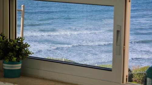 Netanya Apartamento | שירת הים -עם מרפסת עץ ובריכת זרמים פרטית חוף צאנז לציבור החרדי