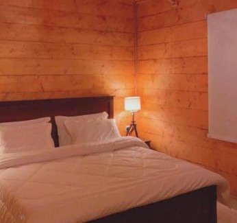 Al Kura Chalet De Esquí | أكواخ باشن الريفية