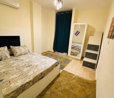 Borg el Arab Chalet De Esquí | شاليه عائلي في قرية جراند هيلز طابق أرضي بحديقة خاصة غرفتين نوم وريسبشن واسع