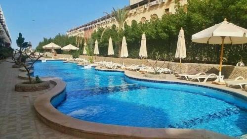Shurtah al-Dakhlah Chalet De Esquí | شاليه على البحر بمنتجع سياحي حمامات سباحه شاطئ رملى دور ثالث علوى بدون اسانسير