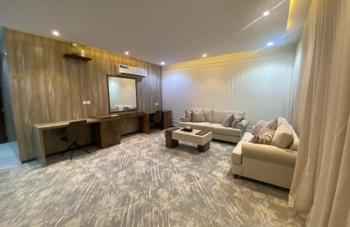 Al Kura Apartamento | غرفة وصالة سوبر فندقية فاخرة