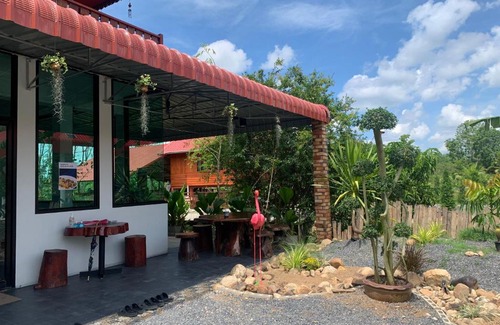 Phunphin Casa | บ้านต้นยางคาเฟ่ โฮมสเตย์ ลอร์ด