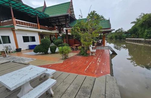 Amphawa Casa | บ้าน กัญณภัทร โฮมสเตย์
