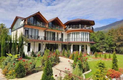 Ambrolauri Hotel | ციბენა Tsibena