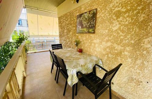Agia Paraskevi Apartamento | 地铁站旁，免费停车，安静舒适街区，精品两卧室大露台公寓，治安好