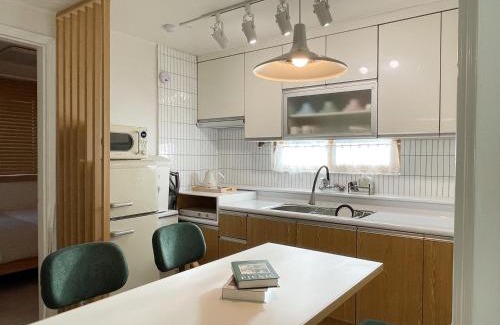 Hongjeil-tong Apartamento | 조기예약할인,STAY Yeoyu , 공항버스3분 ,R3, bed4, 최대7인,홍제 폭포