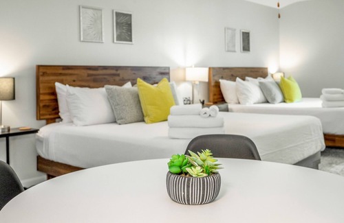 Chattanooga Cabina | 01: The Eames Suite - A PMI Scenic City Vacation Rental