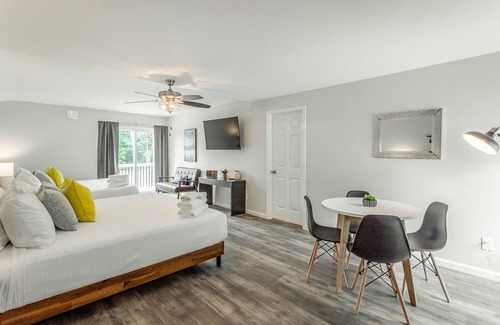 Chattanooga Cabina | 01: The Eames Suite - A PMI Scenic City Vacation Rental