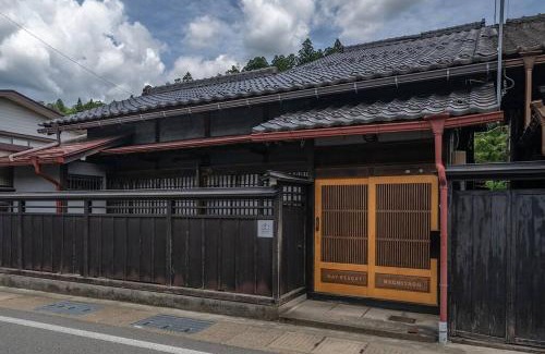 Hida Takayama Onsen Casa | 【1日1組限定4名まで同額】宮川沿いの町家一棟貸切ステイ ～WAT RESORT 飛騨まちやど 桜～