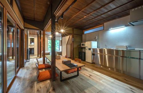 Hida Takayama Onsen Casa | 【1日1組限定4名まで同額】宮川沿いの町家一棟貸切ステイ ～WAT RESORT 飛騨まちやど 桜～