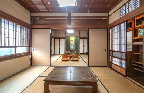 Hida Takayama Onsen Casa | 【1日1組限定4名まで同額】宮川沿いの町家一棟貸切ステイ ～WAT RESORT 飛騨まちやど 桜～