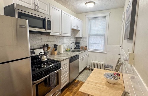 Brookline Apartamento | Reformado, a pie de Longwood, Fenway, Coolidge Corner, Brookline Vill, paquete, el transporte