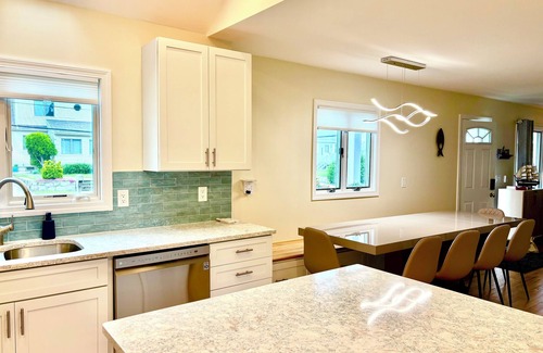 Narragansett Casa | A pie de playa - vistas al mar! Aire central, ropa de cama / toallas de baño incluido!