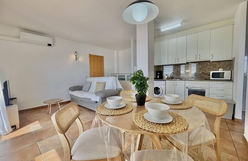 Almadraba-Canyelles Apartamento | 1. Apartamento con increíbles vistas a la Bahía de Rosas y piscina comunitaria.