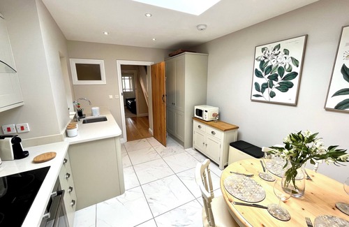 Child Okeford Cabaña | 1 APLANDS, character holiday cottage, with open fire in Child Okeford