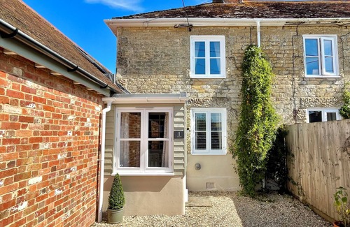 Child Okeford Cabaña | 1 APLANDS, character holiday cottage, with open fire in Child Okeford