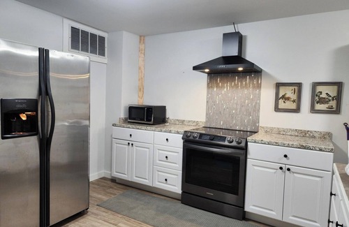Ellwood City Apartamento | 1 Bed/1 Bath 1 story stand alone apartment in residential area in Ellwood City