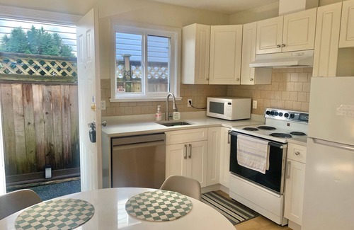Port Coquitlam Casa | 1 Bed 1 Bath Suite Coquitlam Centre