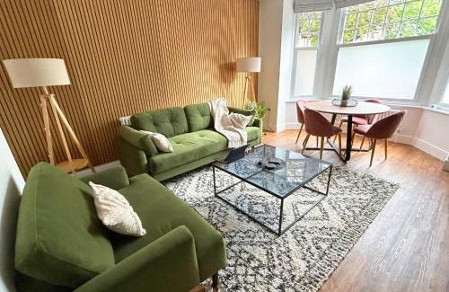 Yeovil Apartamento | 1 Bed & 1 Sofa Bed Alpine Style Ground Floor Apartment