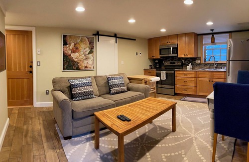 Loyal Heights Apartamento | ✔️1 bed/bath unit with washer/dryer, & private entrance in a quiet neighborhood.