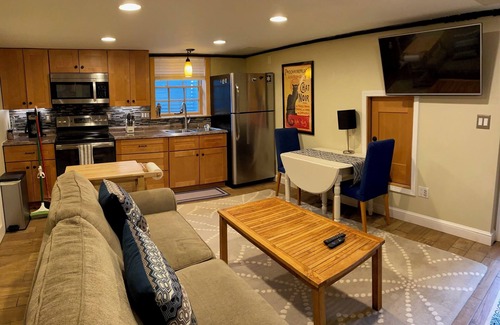 Loyal Heights Apartamento | ✔️1 bed/bath unit with washer/dryer, & private entrance in a quiet neighborhood.