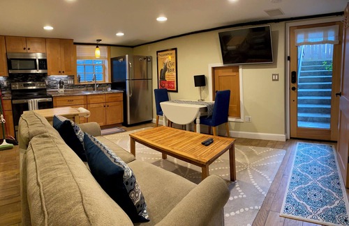 Loyal Heights Apartamento | ✔️1 bed/bath unit with washer/dryer, & private entrance in a quiet neighborhood.