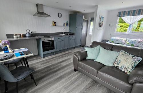 Saint Ann's Chapel Casa | 1 Bed Cabin-Sleeps 2 Hot Tub Garden Views Pets