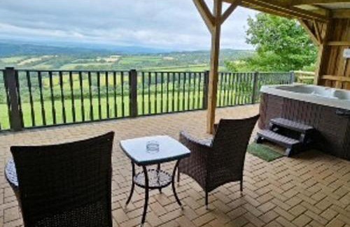 Saint Ann's Chapel Casa | 1 Bed Cabin-Sleeps 2 Hot Tub Garden Views Pets