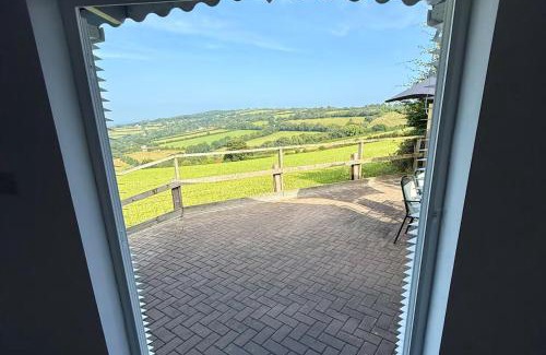 Saint Ann's Chapel Casa | 1 Bed Cabin-Sleeps 2 Hot Tub Garden Pets Views