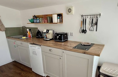 Saint Ann's Chapel Cabina | 1 Bed Cabin-Sleeps 2, Hot Tub, Garden, Pets, Views