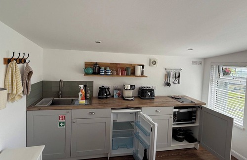 Saint Ann's Chapel Cabina | 1 Bed Cabin-Sleeps 2, Hot Tub, Garden, Pets, Views