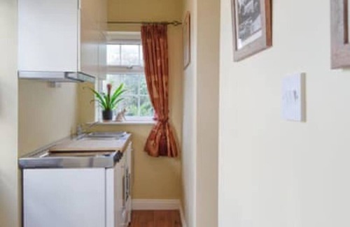 Gileston Cabaña | 1-Bed Cottage on Coastal Pathway in South Wales