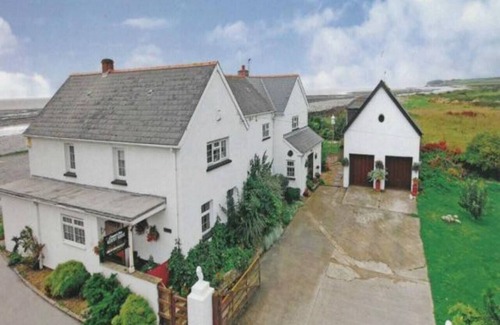Gileston Cabaña | 1-Bed Cottage on Coastal Pathway in South Wales