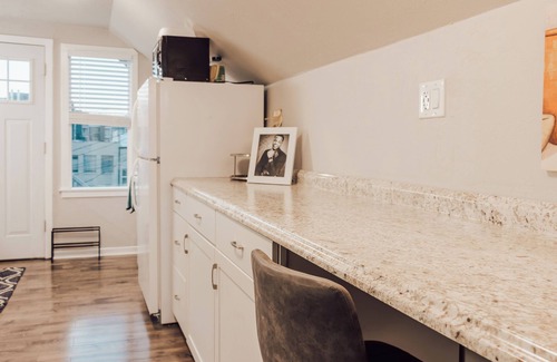 People's Freeway Apartamento | 1 Bed/Downtown Apt/Free Parking/Kitchen/Workspace