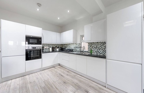 College Park and Old Oak Casa | 1 Bed Flat - Sleeps 3 - Parking - Wifi