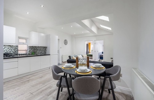 College Park and Old Oak Casa | 1 Bed Flat - Sleeps 3 - Parking - Wifi