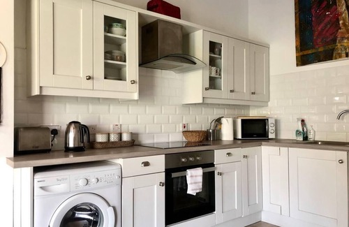 Ballygally Apartamento | 1 Bed Flat - Sleeps 5 - Parking - Garden - Pets