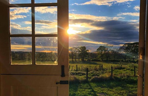 Lemington Cabina | 1 Bed Glamping Hut - Firepit, Fireplace, Views
