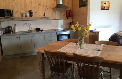 Westbrook Court Cabaña | 1 Bed Lodge-Sleeps 4-Pet Friendly-Free Parking