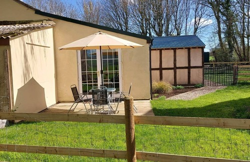 Westbrook Court Cabaña | 1 Bed Lodge-Sleeps 4-Pet Friendly-Free Parking