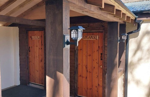 Westbrook Court Cabaña | 1 Bed Lodge-Sleeps 4-Pet Friendly-Free Parking